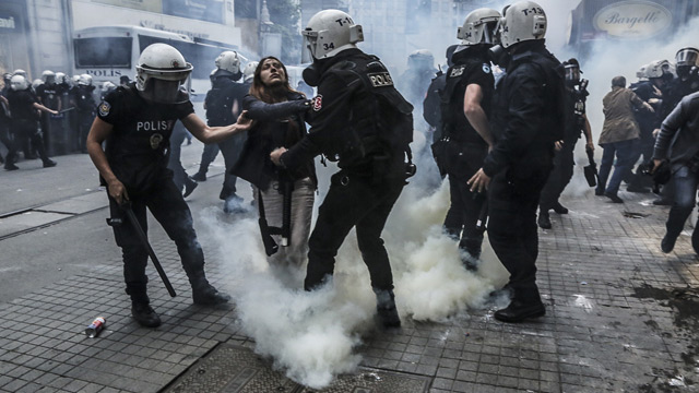 Policías turcos detienen a una manifestante