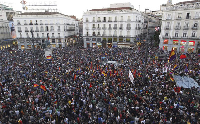 Manifestantes en la Puerta del Sol, en Madrid, pidiendo la república tras conocerse la abdicación del rey.