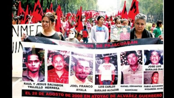 Manifestantes pidiendo saber el paradero de sus familiares