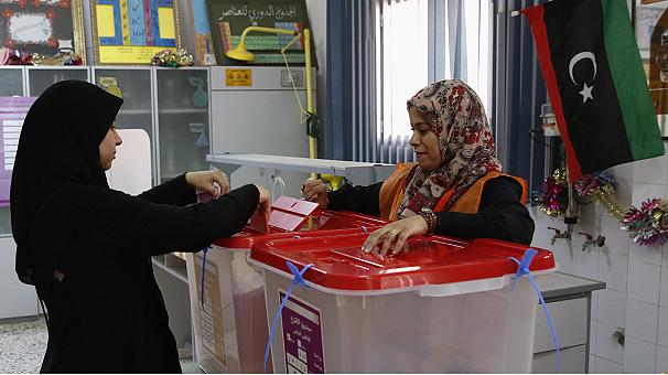 Una mujer vota en Libia