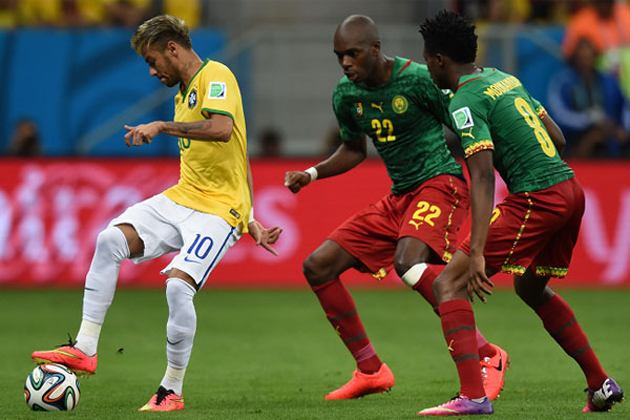 Un momento del partido Brasil-Camerún