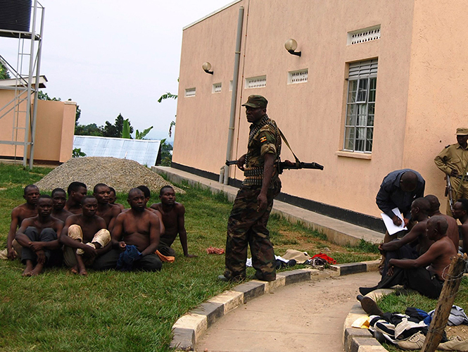 Al menos 65 muertos en Uganda en enfrentamientos entre ejército y hombres armados