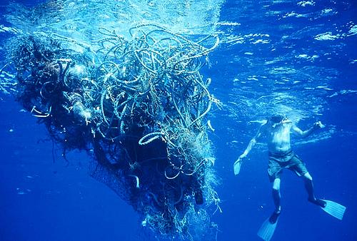 Un holandés de 19 años tiene una idea innovadora para limpiar el océano de los plásticos