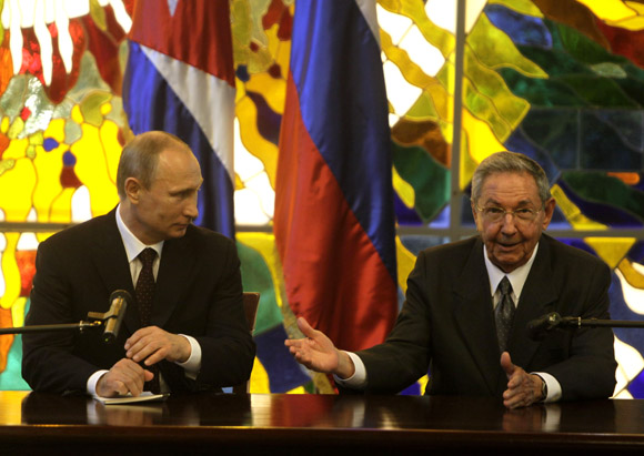 Vladimir Putin-izquierda-y Raúl Castro