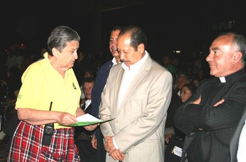 Rosa del Carmen Verduzco, a la izquierda Rosa del Carmen Verduzco, a la izquierda