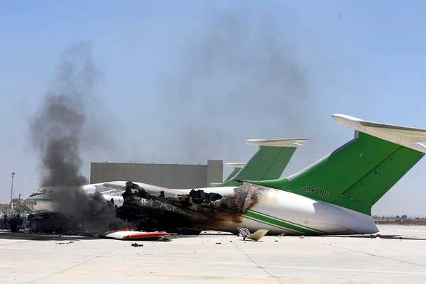 Nuevos combates en el aeropuerto de Trípoli hacen temer una guerra civil en Libia Nuevos combates en el aeropuerto de Trípoli hacen temer una guerra civil en Libia