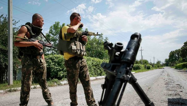 Dimite primer ministro ucraniano y se intensifican combates con separatistas prorrusos