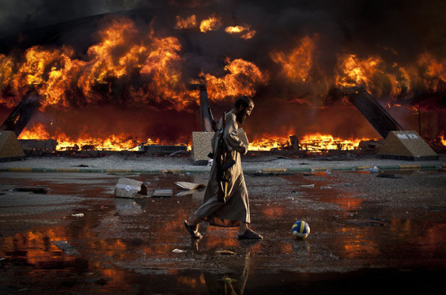 Más de cien muertos en combates en Libia, los extranjeros abandonan el país Más de cien muertos en combates en Libia, los extranjeros abandonan el país