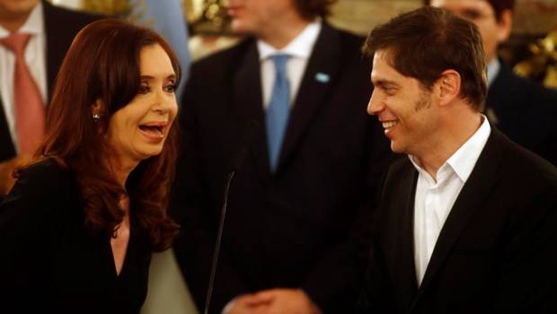 La presidenta de Argentina, Cristina Fernández, a la izquierda