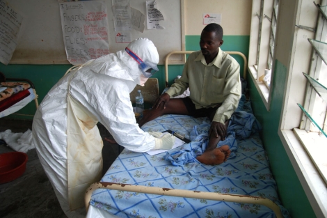 Epidemia de Ébola se cobra más víctimas y corta vuelos en oeste africano