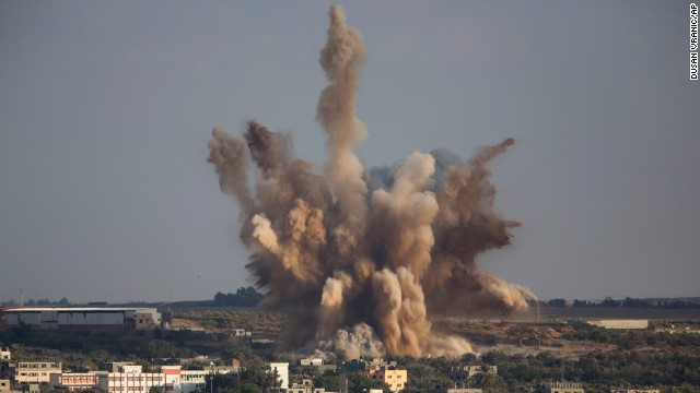 El humo de una explosión en Gaza