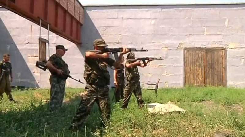 Miembros del batallón Vostok de los rebeldes, donde hay antifascistas extranjeros que han llegado para luchar contra el ejército ucraniano Miembros del batallón Vostok de los rebeldes, donde hay antifascistas extranjeros que han llegado para luchar contra el ejército ucraniano