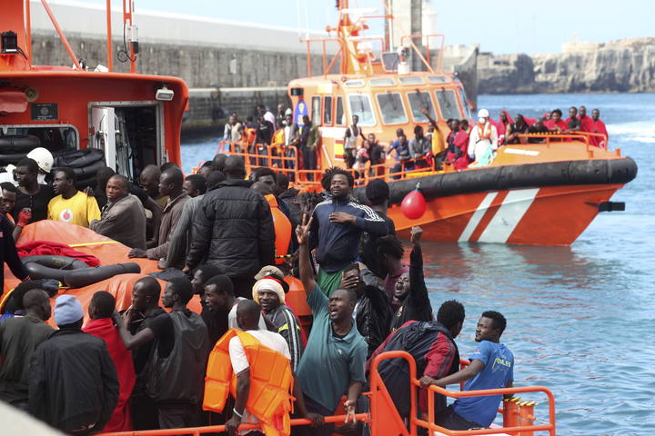 Inmigrantes africanos en el puerto de Algeciras, en España Inmigrantes africanos en el puerto de Algeciras, en España