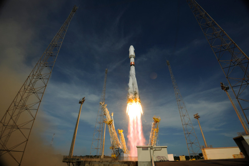 El cohete Soyuz despega en la Guyana francesa.