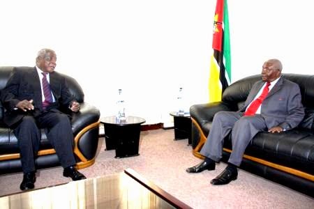 El presidente de Mozambique, Armando Guebuza, y Afonso Dhlakama, el líder de Renamo