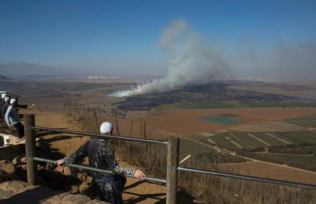 Un druso observa el humo desde el lado israelí de la frontera, en los altos del Golán