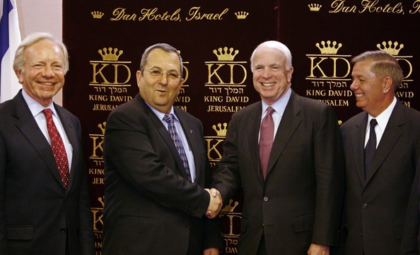 John McCain, segundo por la derecha, durante una visita a Israel