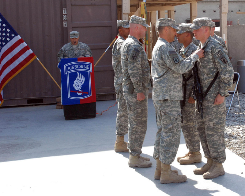 Un oficial de la Brigada Aerotransportada 173 impone una medalla en Afganistán Un oficial de la Brigada Aerotransportada 173 impone una medalla en Afganistán