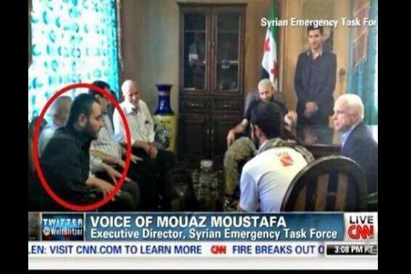En esta foto se puede ver al senador McCain-a la derecha-hablando con Ibrahim Al-Badri-a la izquierda, rodeado por un círculo-también conocido como Abu Bakr Al Bagdadi, el califa del Estado Islámico.