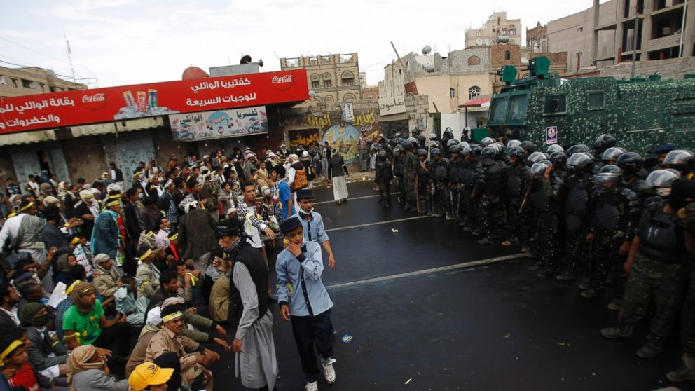 Manifestantes y policías en Yemen