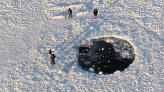 El agujero que dejó el meteorito en el lago Chelyabinsk, en Rusia