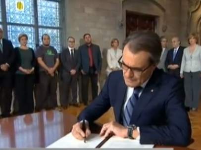 El presidente catalán, Artur Mas, firma el decreto de convocatoria del referéndum. El presidente catalán, Artur Mas, firma el decreto de convocatoria del referéndum.