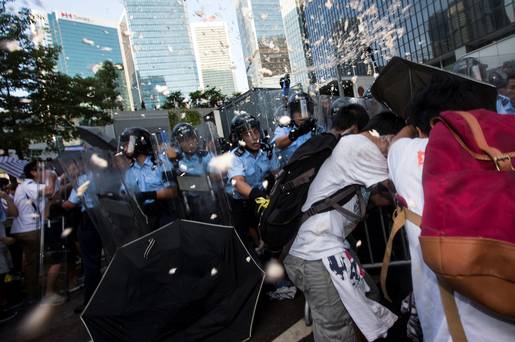 Policías y estudiantes en Hong Kong