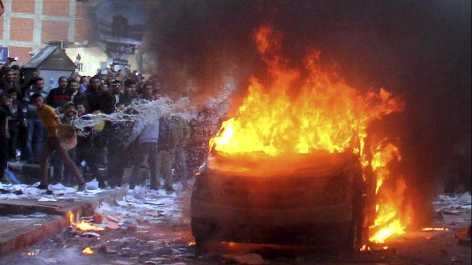 Manifestantes queman un coche de un miembro de los hermanos musulmanes