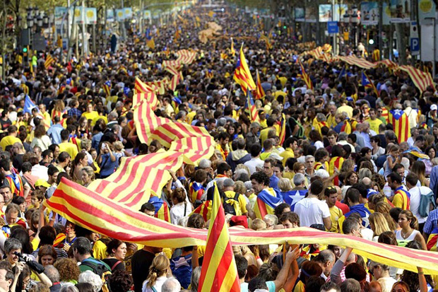Manifestantes con banderas catalanas en Barcelona