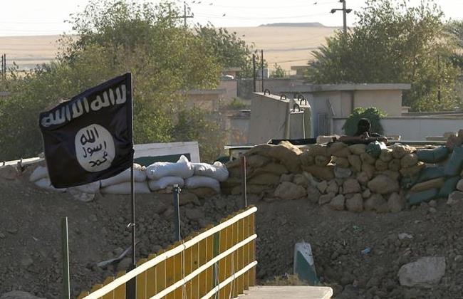 Una bandera del estado islámico, en el puente Mullah Abdulah, entre Irbil y Kirkuk