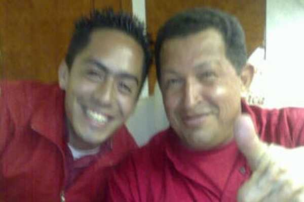 Robert Serra-a la izquierda-con Hugo Chávez