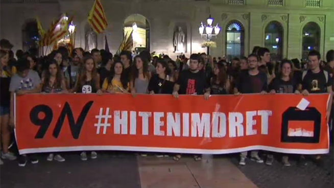 Manifestantes a favor de la consulta Manifestantes a favor de la consulta