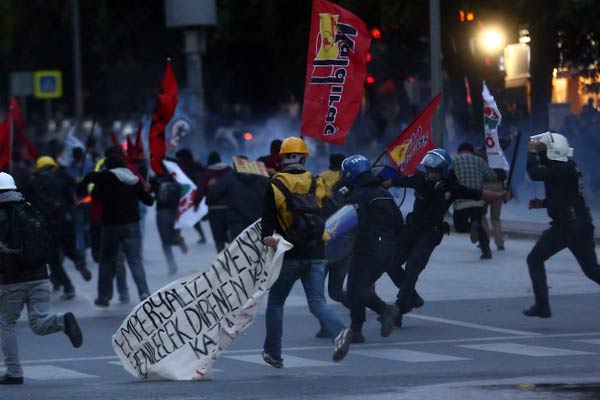 Manifestantes y policías en Turquía.