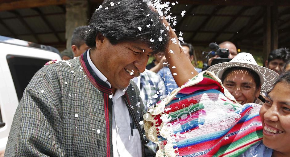 Una mujer felicita a Evo