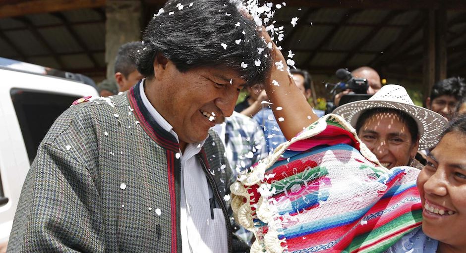Una mujer felicita a Evo Una mujer felicita a Evo