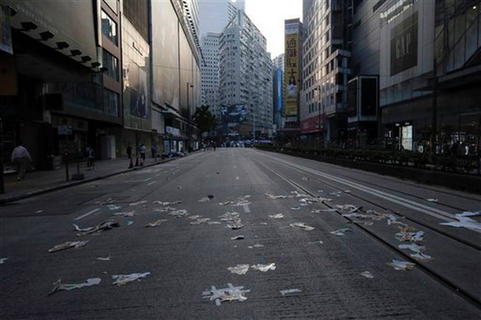 Una calle de Hong Kong con los restos de las barricadas