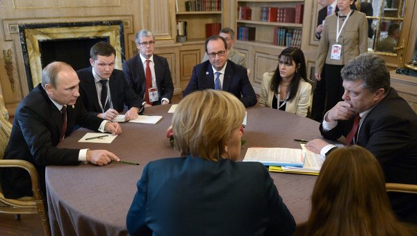 Putin, a la izquierda, Merkel, de espaldas, Hollande, en el centro y Poroshenko, a la derecha