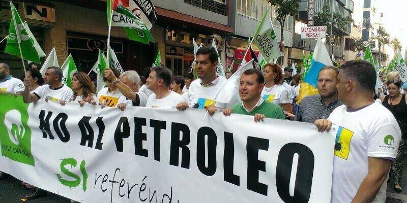 Manifestantes contra la extracción de petróleo en Canarias