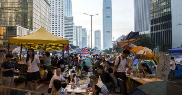 Manifestantes en una calle de Hong Kong