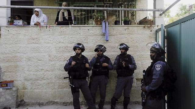 Policías israelíes vigilan la entrada de una de las casas ocupadas por colonos. Policías israelíes vigilan la entrada de una de las casas ocupadas por colonos.