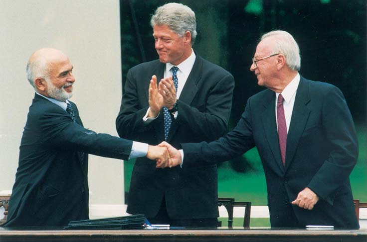 De izquierda a derecha, el rey Hussein de Jordania, el presidente estadounidense Bill Clinton y el presidente israelí Rabin, en 1994.