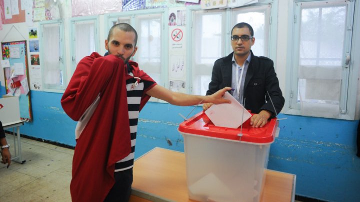 Tunecinos votando