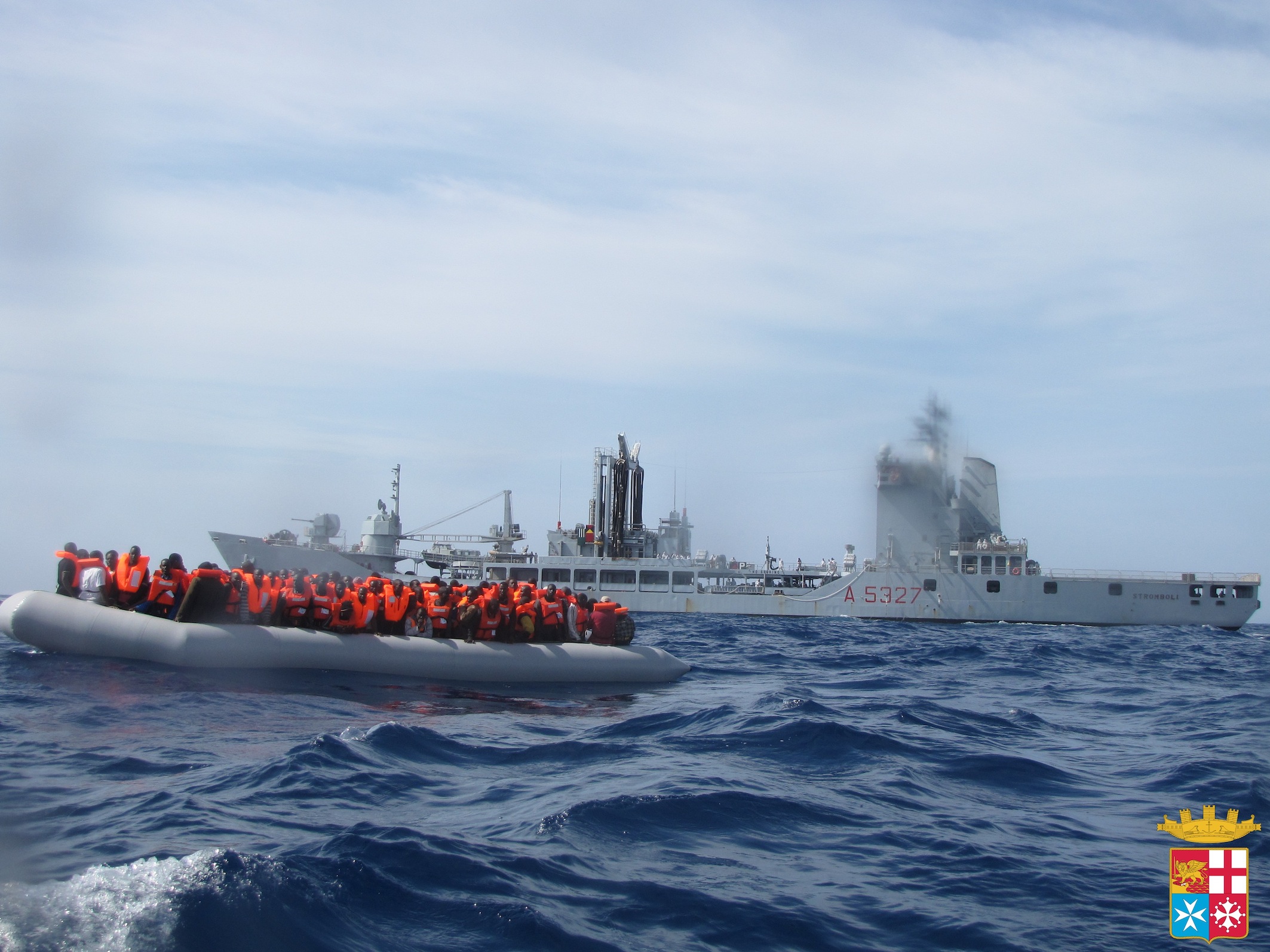 Una de las operaciones de rescate de la marina italiana Una de las operaciones de rescate de la marina italiana