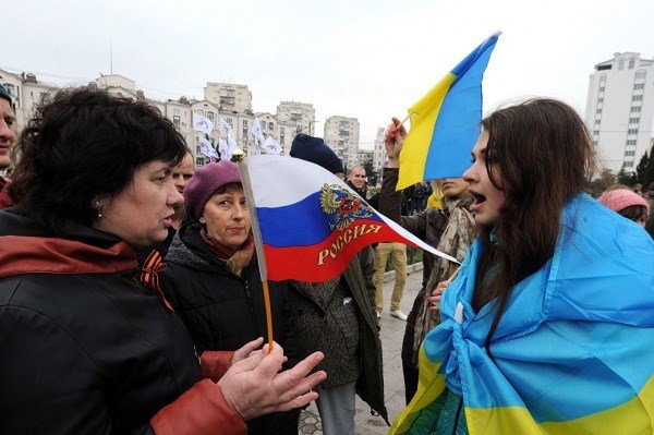 Discusión entre una manifestante proestadounidense-a la derecha, con la bandera ucraniana- y otra antiestadounidense-a la izquierda, con una bandera rusa-.