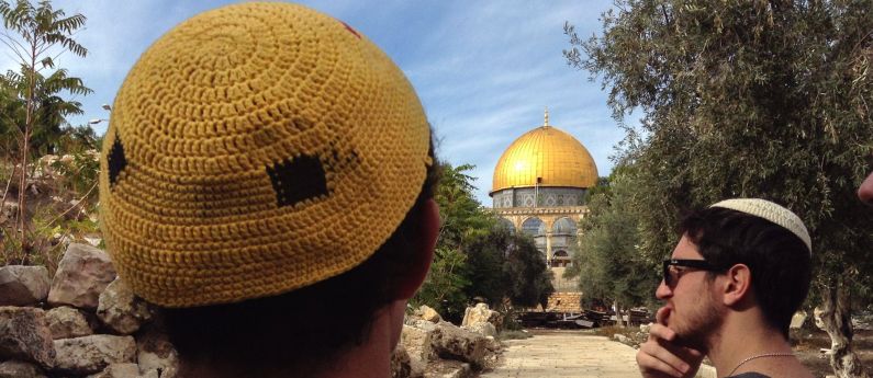 Judíos ante la mezquita de Al Aqsa en Jerusalén Judíos ante la mezquita de Al Aqsa en Jerusalén