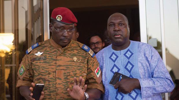 Isaac Zida-a la izquierda-y el jefe de la oposición, Zephirin Diabré Isaac Zida-a la izquierda-y el jefe de la oposición, Zephirin Diabré