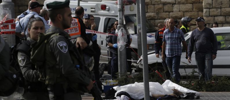 El soldado israelí en el lugar del ataque El soldado israelí en el lugar del ataque