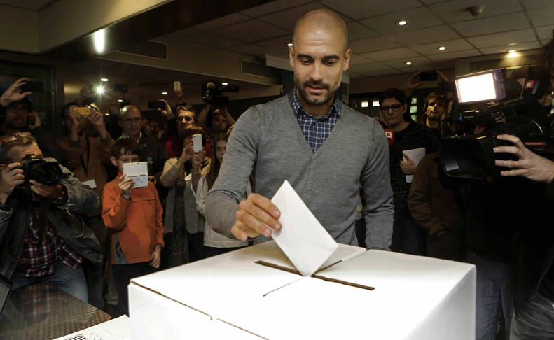 Josep Guardiola, exentrenador del Barcelona y actual entrenador del Bayern, vota en la consulta