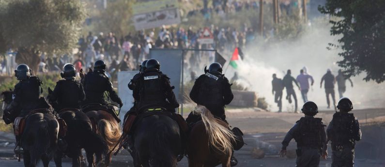 Policías israelíes y manifestantes palestinos Policías israelíes y manifestantes palestinos