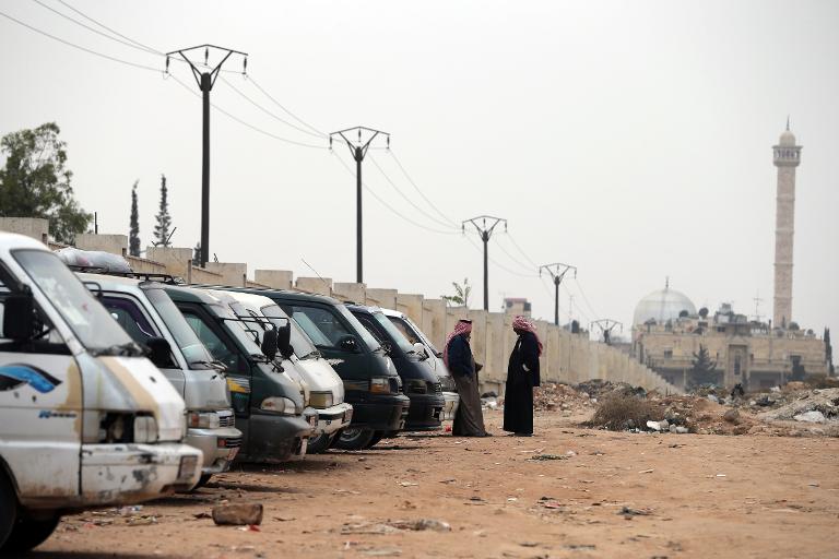 Autobuses desafían "ruta del miedo" en ciudad siria de Alepo Autobuses desafían "ruta del miedo" en ciudad siria de Alepo